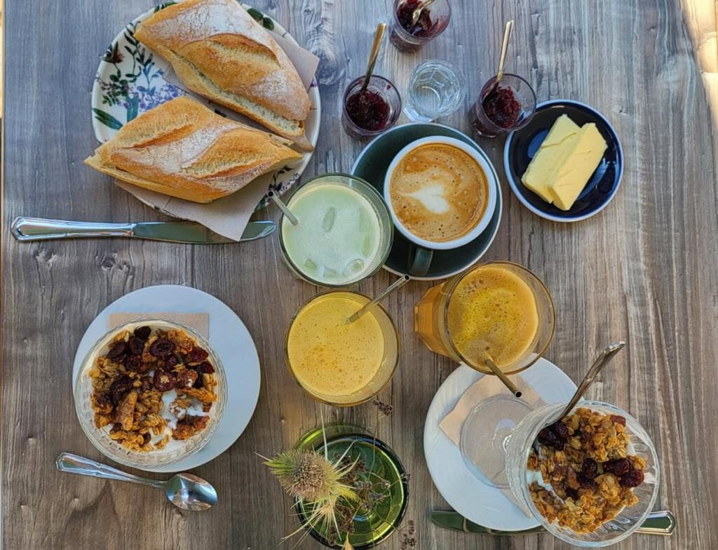Offre petit déjeuner, cappuccino, matcha latte, jus frais, granola, maison